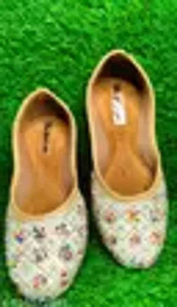 White_Synthetic_Leather_Jutti_For_Women
