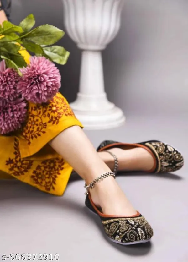 Black_Synthetic_Leather_Jutti_For_Women