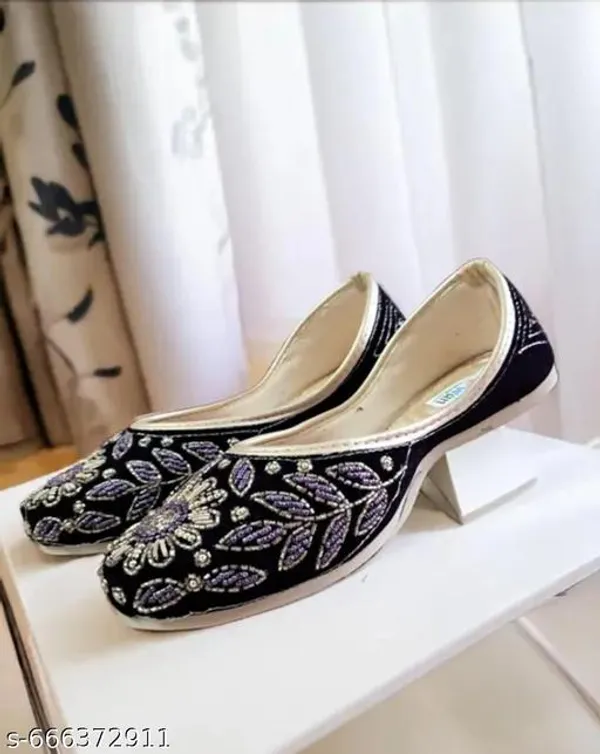 Black_Synthetic_Leather_Jutti_For_Women