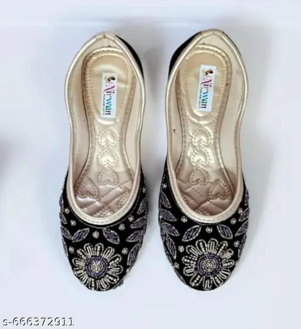 Black_Synthetic_Leather_Jutti_For_Women