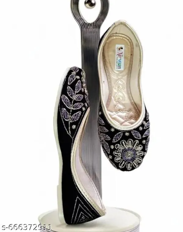 Black_Synthetic_Leather_Jutti_For_Women