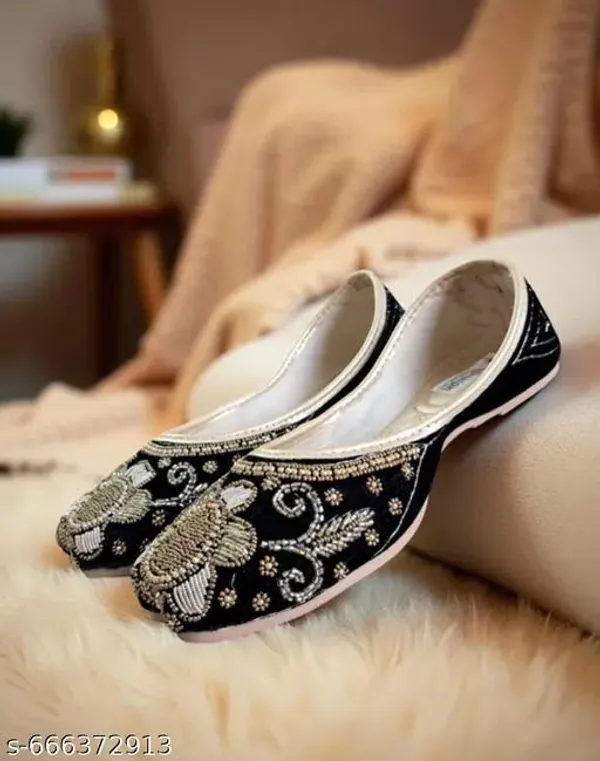 Black_Synthetic_Leather_Jutti_For_Women