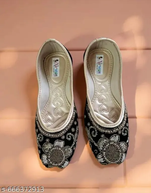 Black_Synthetic_Leather_Jutti_For_Women