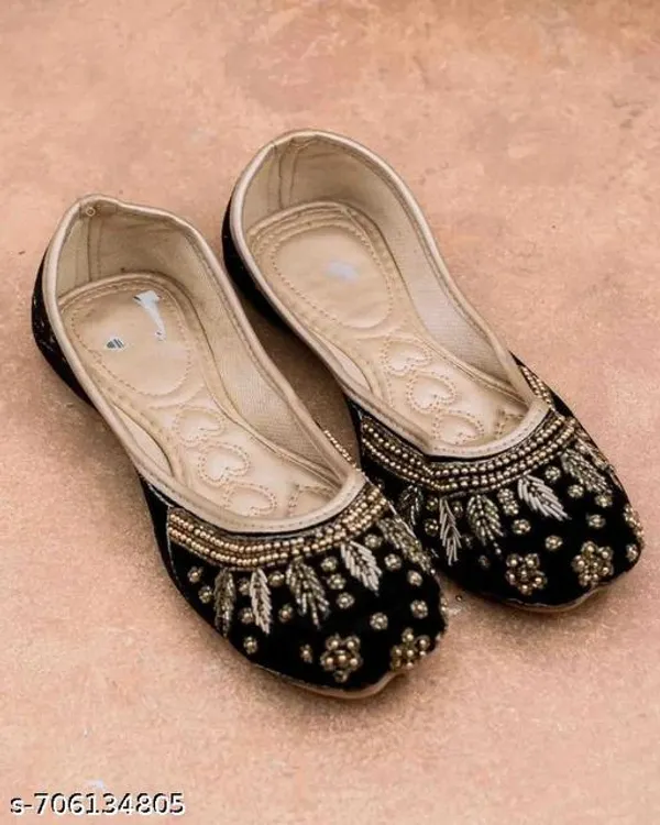 Black_Synthetic_Leather_Jutti_For_Women