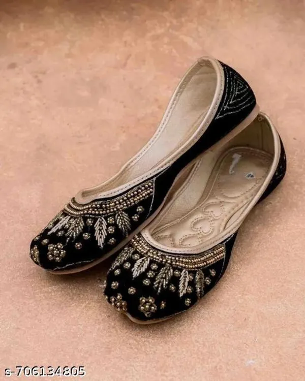 Black_Synthetic_Leather_Jutti_For_Women