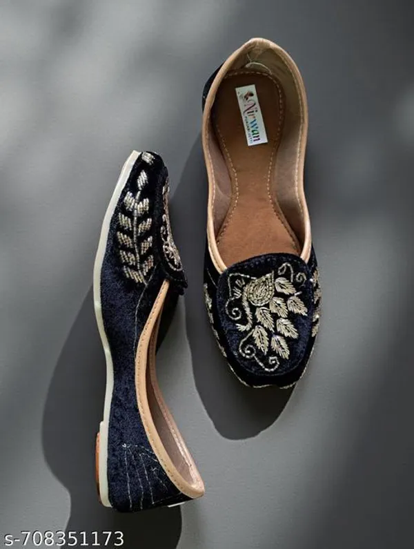 Black_Synthetic_Leather_Jutti_For_Women