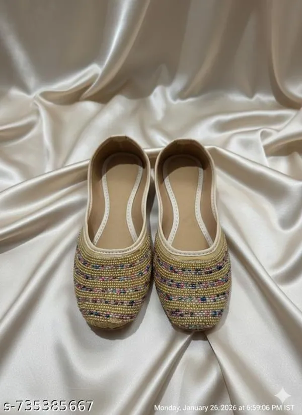 Golden_Synthetic_Leather_Jutti_For_Women