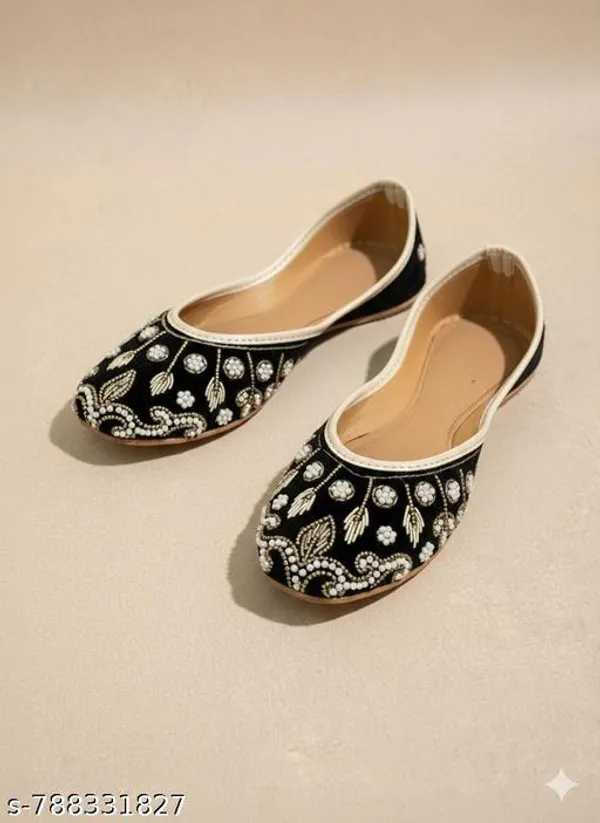 Black_Synthetic_Leather_Jutti_For_Women