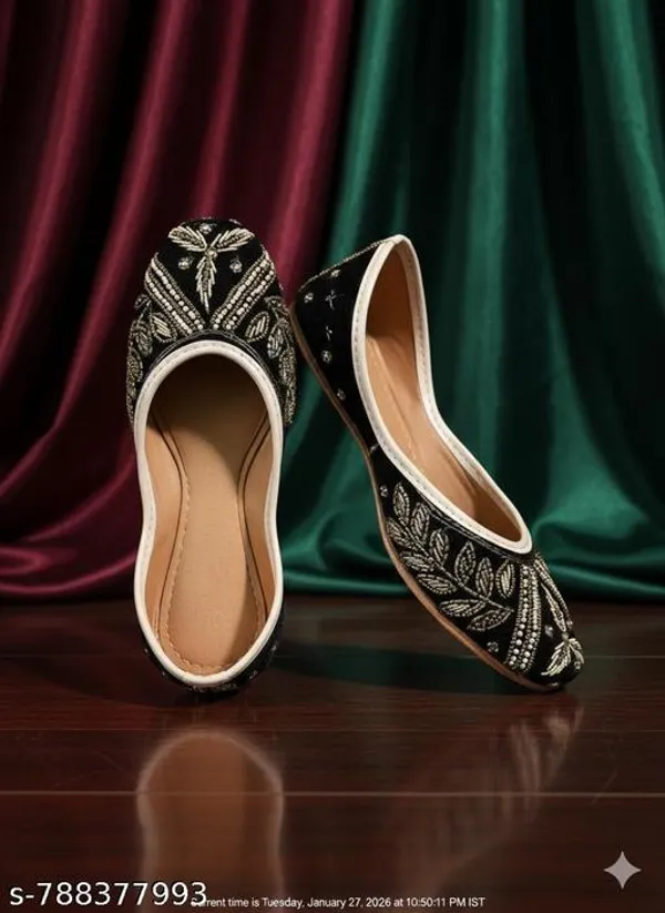 Black_Synthetic_Leather_Jutti_For_Women