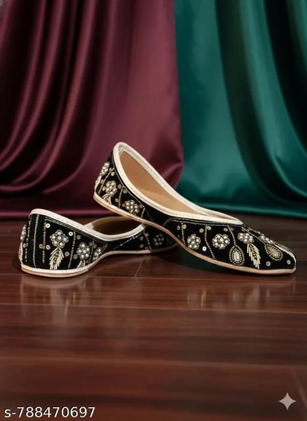 Black_Synthetic_Leather_Jutti_For_Women