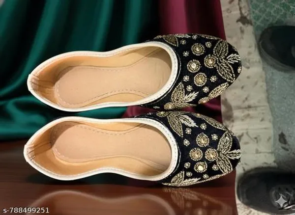 Black_Synthetic_Leather_Jutti_For_Women