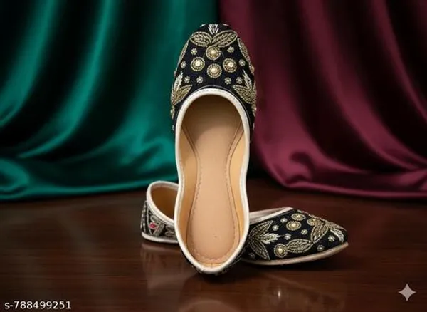 Black_Synthetic_Leather_Jutti_For_Women
