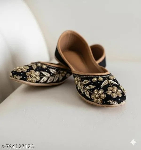 Black_Synthetic_Leather_Jutti_For_Women