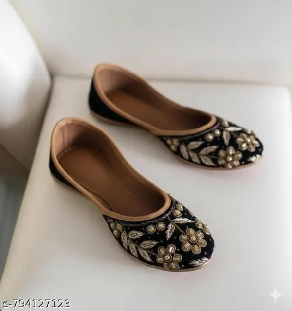 Black_Synthetic_Leather_Jutti_For_Women
