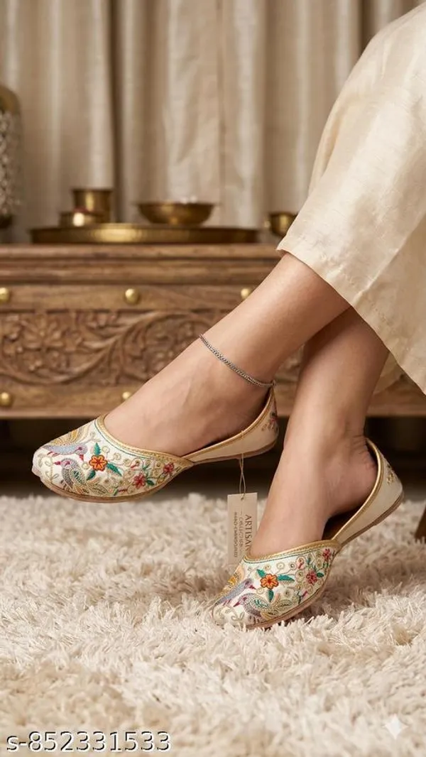 White_Synthetic_Leather_Jutti_For_Women