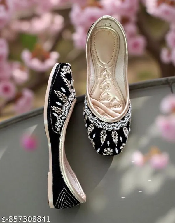 Black_Synthetic_Leather_Jutti_For_Women