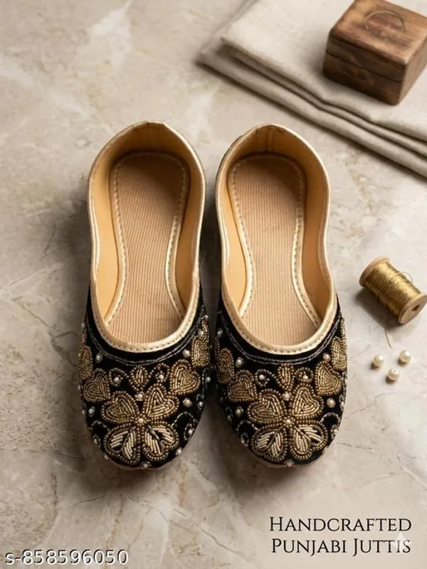 Black_Synthetic_Leather_Jutti_For_Women