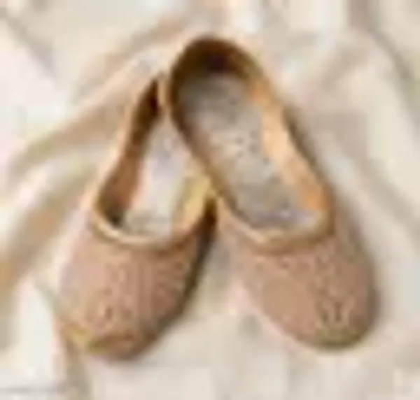 Golden_Synthetic_Leather_Jutti_For_Women