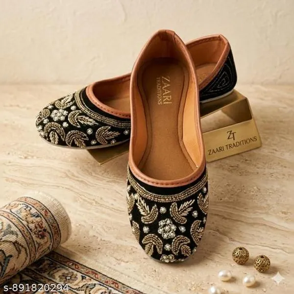 Black_Synthetic_Leather_Jutti_For_Women