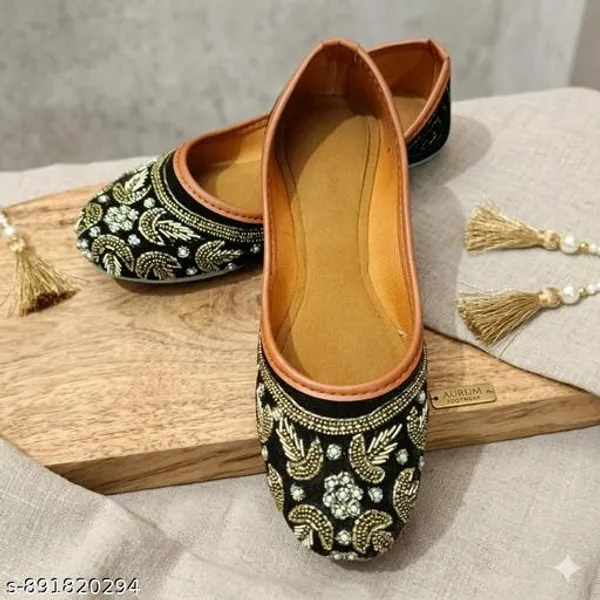 Black_Synthetic_Leather_Jutti_For_Women