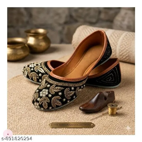 Black_Synthetic_Leather_Jutti_For_Women
