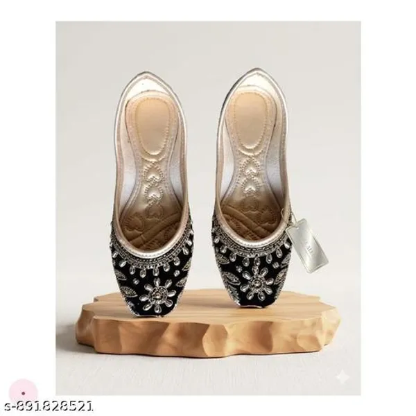 Black_Synthetic_Leather_Jutti_For_Women