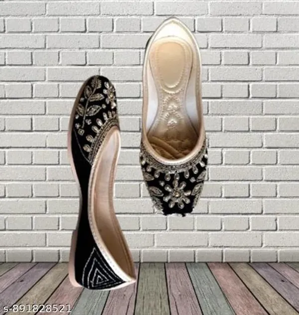 Black_Synthetic_Leather_Jutti_For_Women