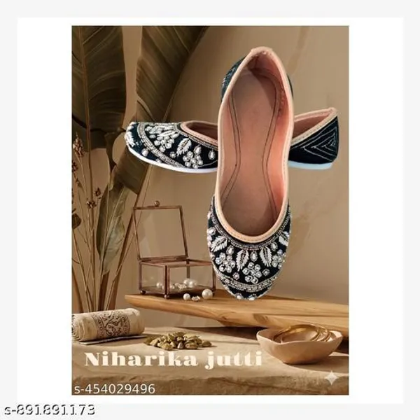 Black_Synthetic_Leather_Jutti_For_Women