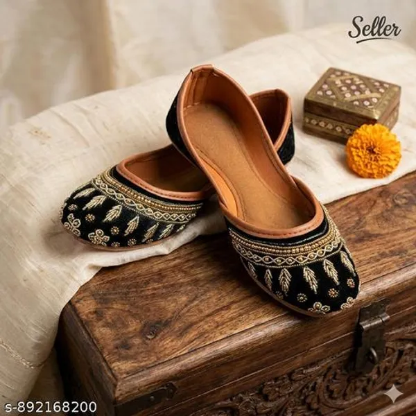 Black_Synthetic_Leather_Jutti_For_Women
