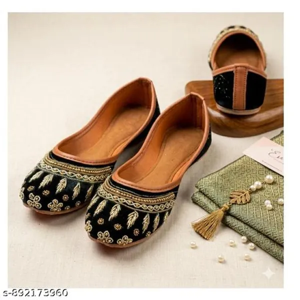Black_Synthetic_Leather_Jutti_For_Women