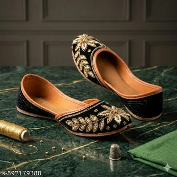 Black_Synthetic_Leather_Jutti_For_Women