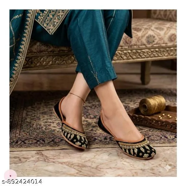 Black_Synthetic_Leather_Jutti_For_Women