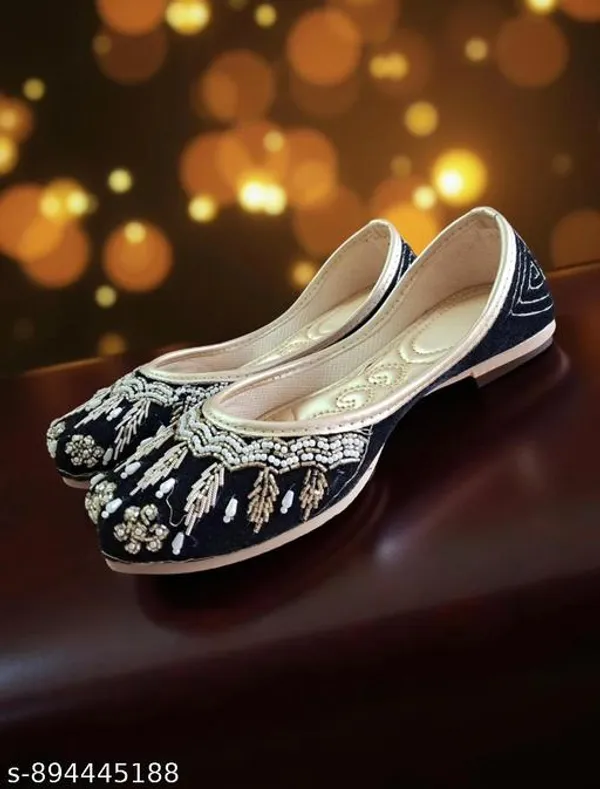 Black_Synthetic_Leather_Jutti_For_Women