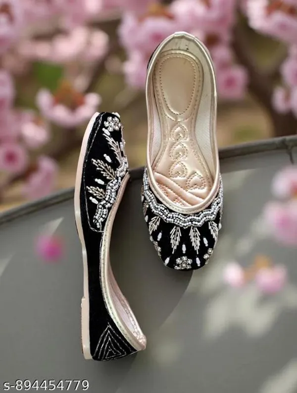 Black_Synthetic_Leather_Jutti_For_Women