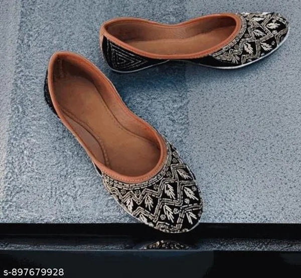 Black_Synthetic_Leather_Jutti_For_Women