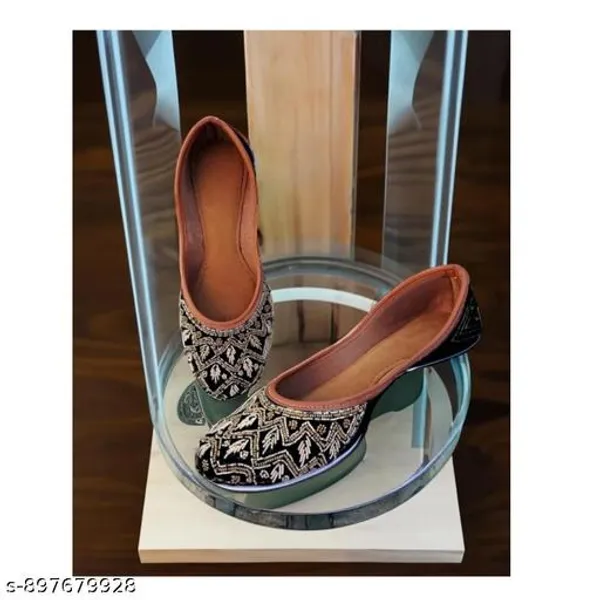 Black_Synthetic_Leather_Jutti_For_Women