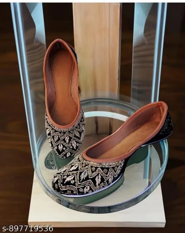 Black_Synthetic_Leather_Jutti_For_Women