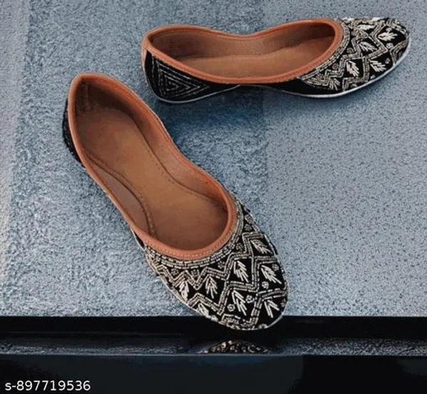 Black_Synthetic_Leather_Jutti_For_Women