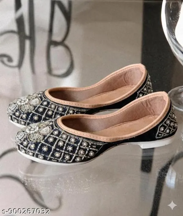 Black_Synthetic_Leather_Jutti_For_Women
