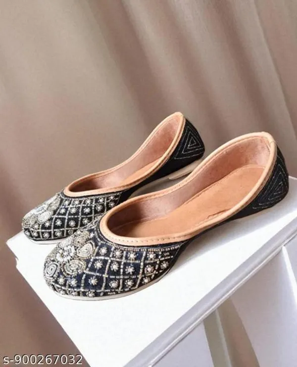 Black_Synthetic_Leather_Jutti_For_Women
