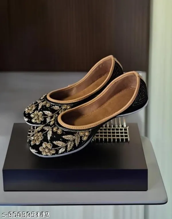 Black_Synthetic_Leather_Jutti_For_Women