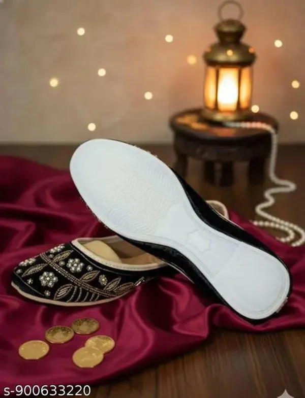 Black_Synthetic_Leather_Jutti_For_Women