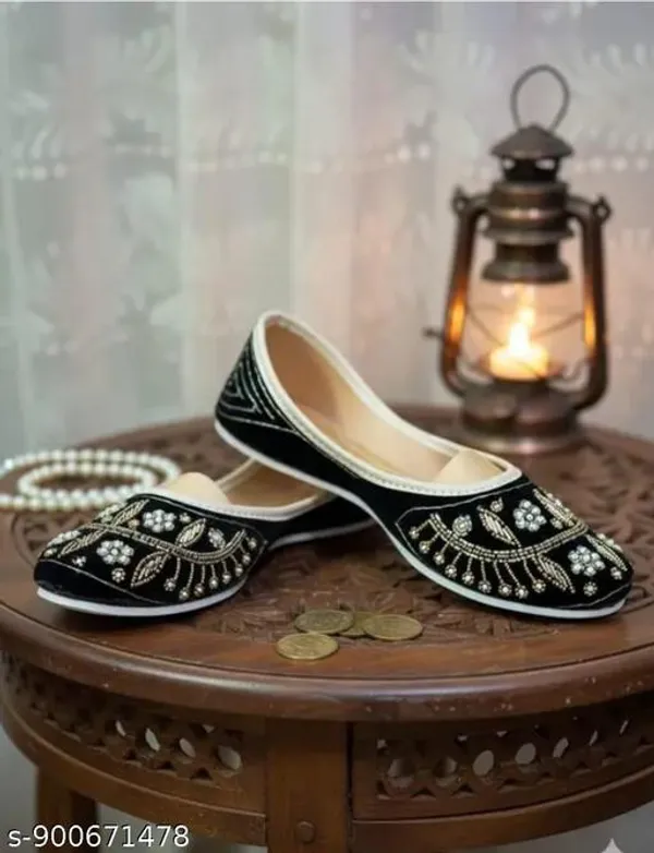 Black_Synthetic_Leather_Jutti_For_Women