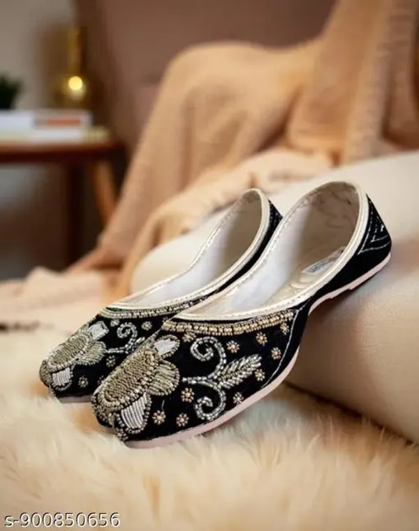Black_Synthetic_Leather_Jutti_For_Women