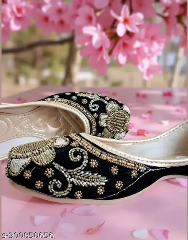 Black_Synthetic_Leather_Jutti_For_Women