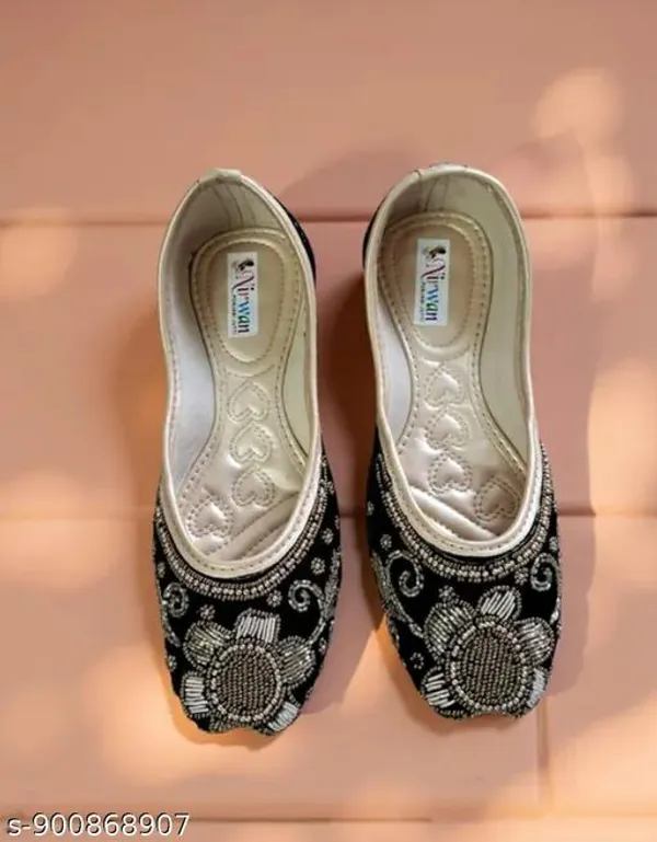 Black_Synthetic_Leather_Jutti_For_Women