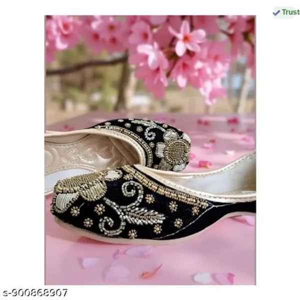 Black_Synthetic_Leather_Jutti_For_Women