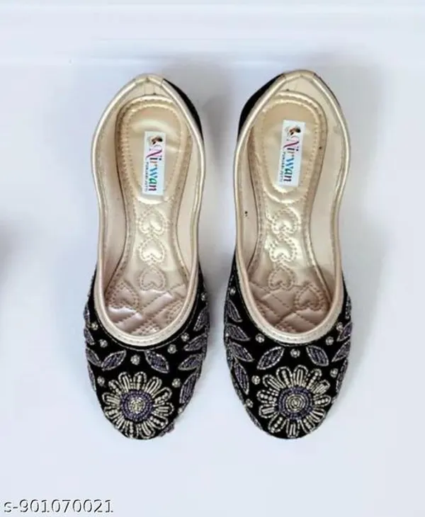 Black_Synthetic_Leather_Jutti_For_Women