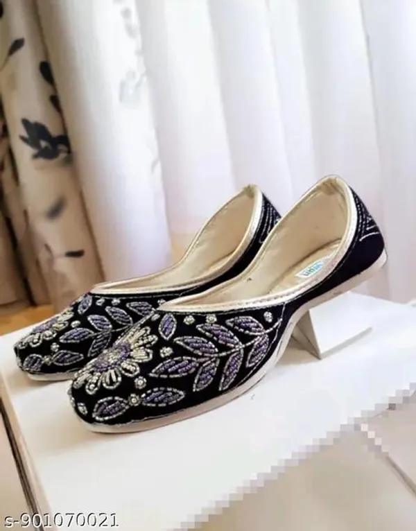 Black_Synthetic_Leather_Jutti_For_Women