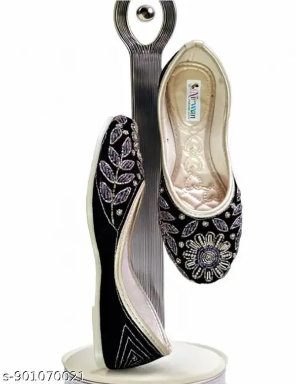 Black_Synthetic_Leather_Jutti_For_Women